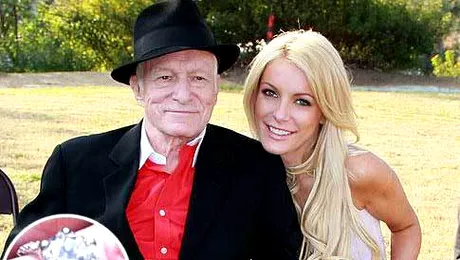 Crystal Harris vinde inelul de logodna primit de la Hugh Hefner