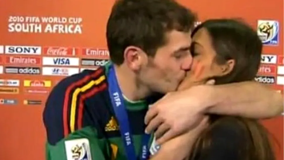 Portarul Casillas si-a sarutat iubita in direct (Video)