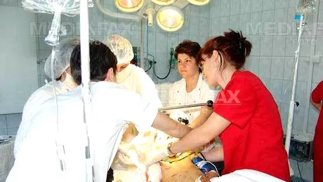 Cadrele medicale care pleacă din România, bune de plată