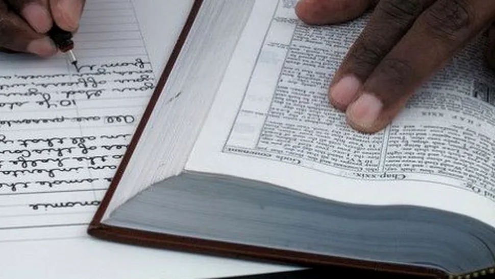 A petrecut 4 ani din viață scriind de mână Biblia