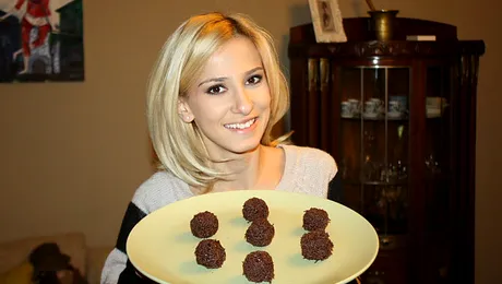 Dana Rogoz ne învaţă cum să pregătim un “desert de urgenţă”: Bomboane de ciocolată!