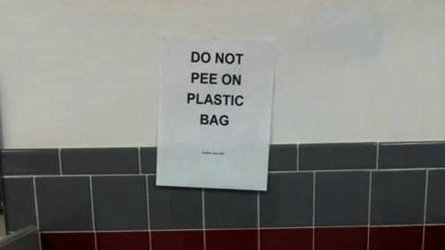 Nu urinati pe sacul de plastic