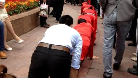 Cât de mult te-ai lăsa umilit în fața șefului?