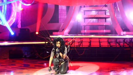 Anda Adam vine cu paraşuta, pe scenă la “Te cunosc de undeva!”