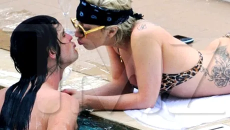 Lady Gaga si-a scos iubitul la piscina (Poze)