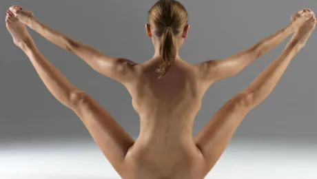 Face yoga fără haine, iar partenerul ei o pozează! Cine este vedeta