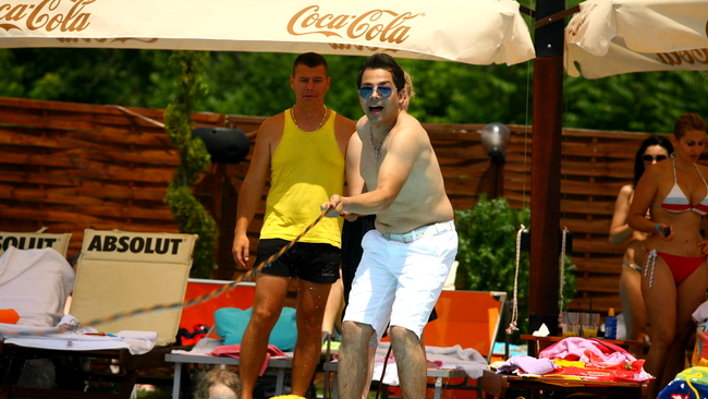 Jean de la Craiova a facut baie in psicina, fara voia sa