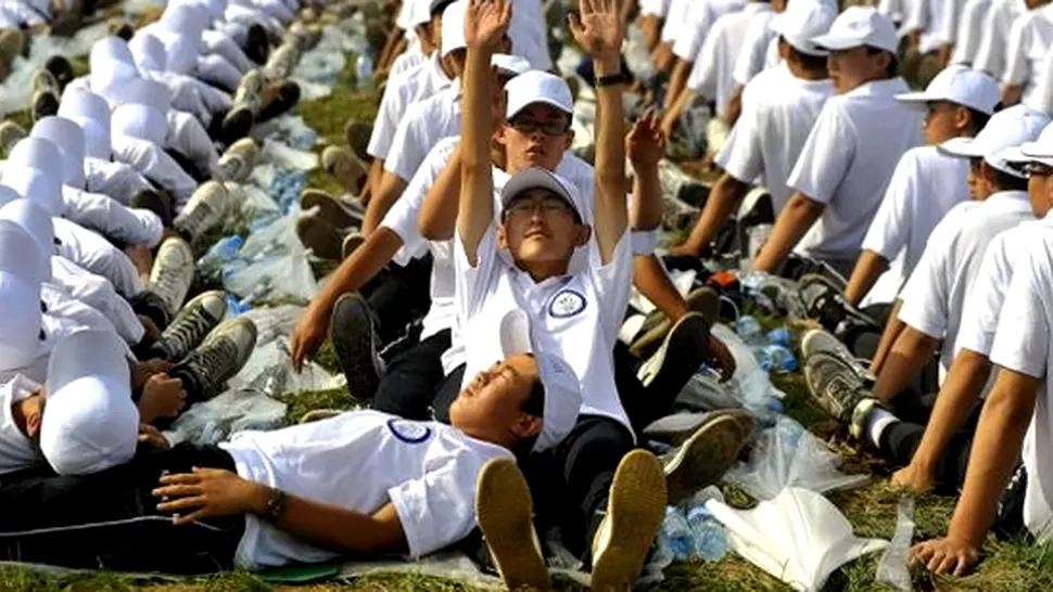 Record mondial: domino uman format din peste 10.000 de chinezi