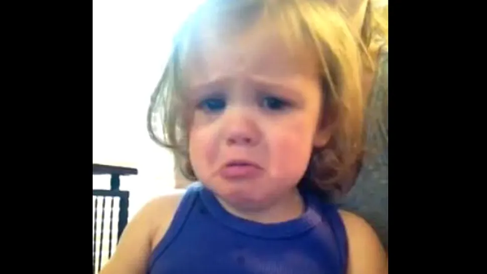 De ce crezi că plânge cu lacrimi de crocodil fetița din imagine? (Video)