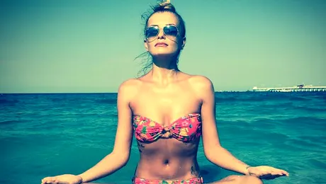 Sylvia face yoga şi meditaţie la mălul mării