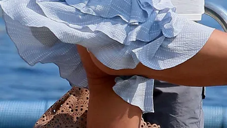 Fusta prea scurtă a trădat-o! Cum a putut fi surprinsă o vedetă