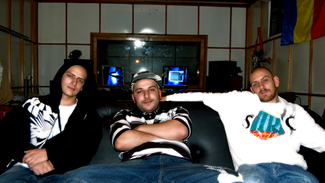 Legalize (in centru) si baietii de la Kartel