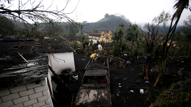 Gospodarie acoperita de cenusa in Guatemala