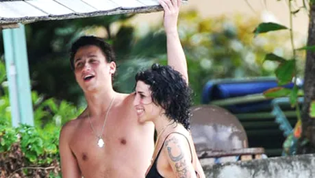 Amy Winehouse are gesturi obscene si masculine (Poze)