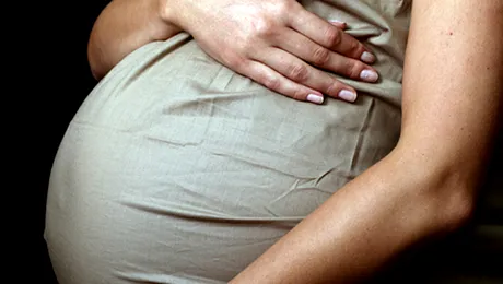 O gravidă a supraviețuit după ce a fost arsă și împușcată