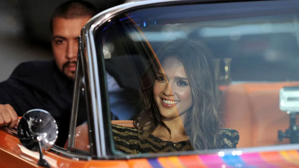 Jessica Alba a dat cu masina peste un fotograf de la TMZ!