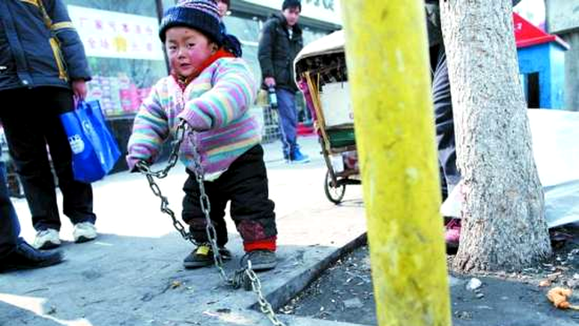 copilul legat cu lantul de stalp