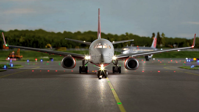 Un avion care se pregateste de o decolare... in miniatura