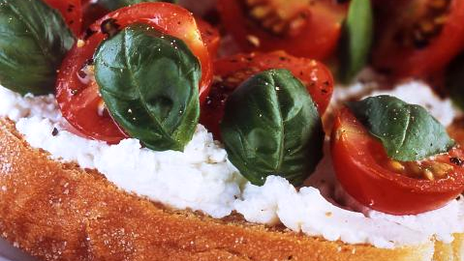 bruschete cu rosii si busuioc