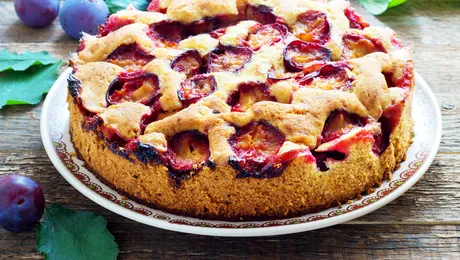 Prăjitură pufoasă cu prune – rețeta simplă