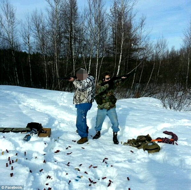 Justin (dreapta) și cel mai bun prieten al său mergeau des la vânătoare