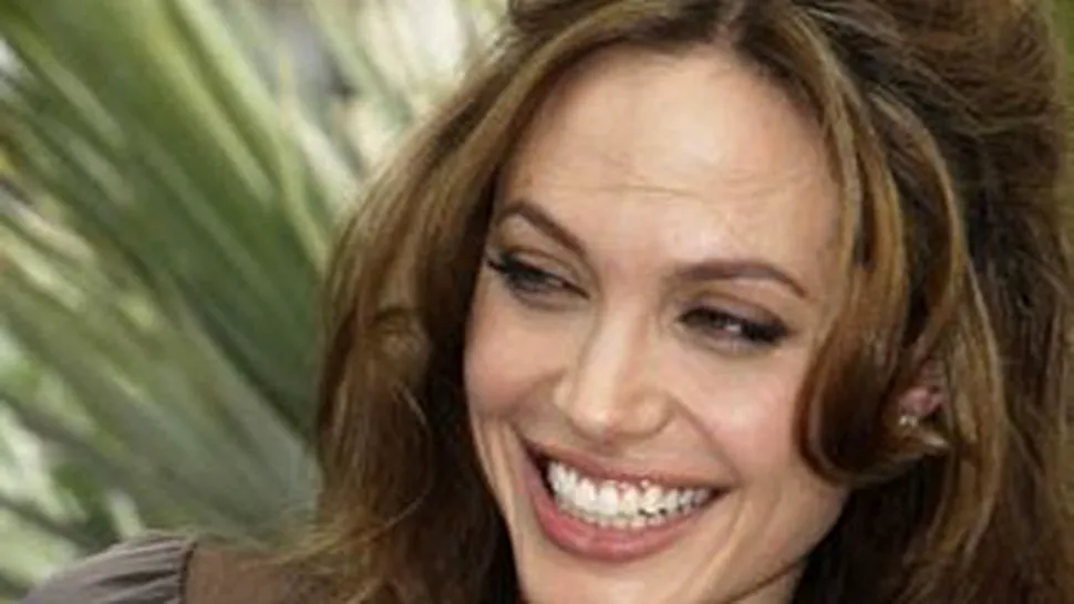 Femei de milioane: Jolie, mai bună decît Aniston