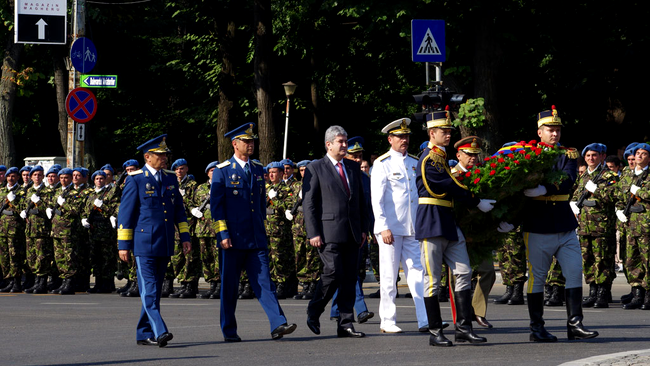 Reprezentanti MApN depunand coroana in cinstea eroilor aerului