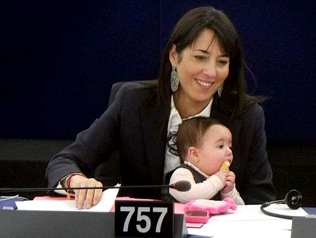 La a doua prezenta in Parlamentul European, Victoria pare pasionata de politica