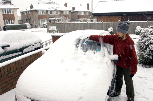 Nu îți încălzi prea mult mașina în anotimpul friguros