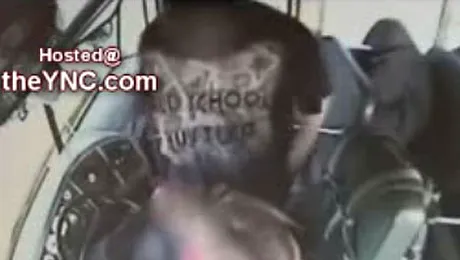IMAGINI SOCANTE: Soferita unui autobuz de scoala este batuta crunt de un elev! (Video)