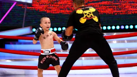 El e singurul român care face performanţă în kickboxing!  Are 5 ani – FOTO
