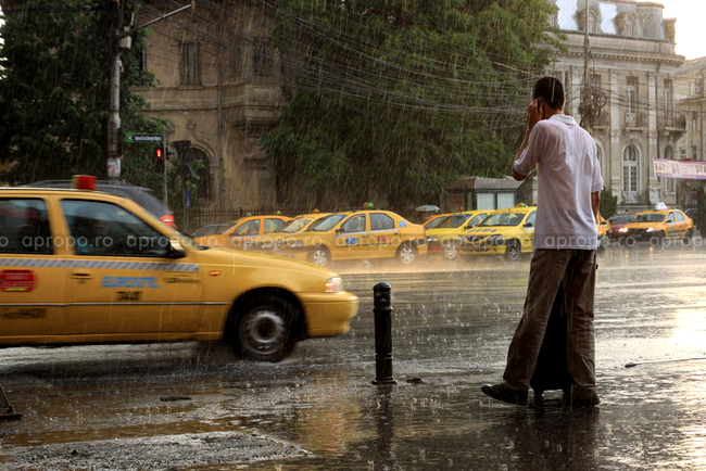 Taxiurile au fost la mare cautare, ieri, in timpul furtunii din Capitala