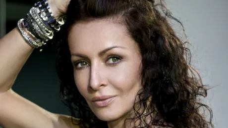 Imagini şocante cu Mihaela Rădulescu snopită în bătaie, chiar în faţa fiului său!