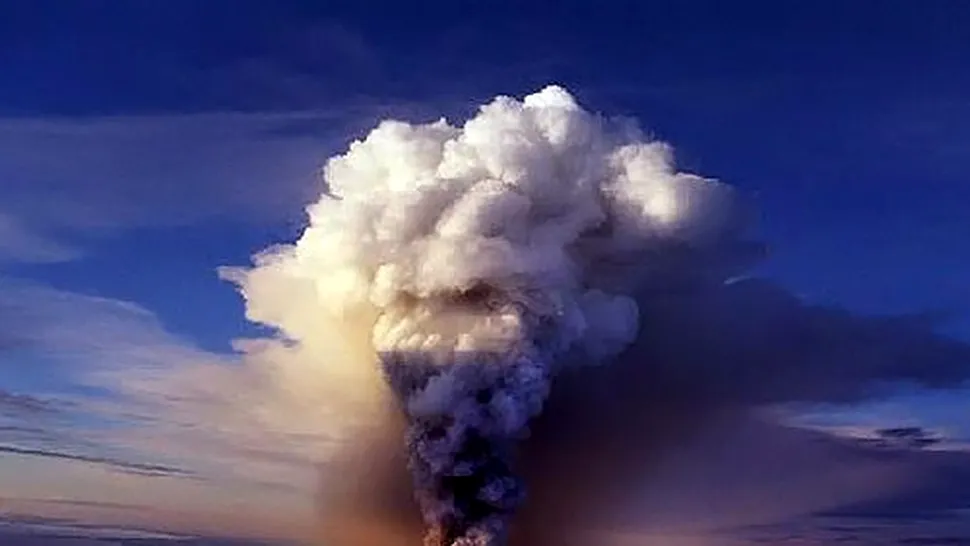 Norul de cenusa produs de eruptia vulcanului din Islanda traverseaza Romania