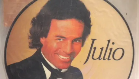 Melodiile lui Julio Iglesias, instrumente de tortură!