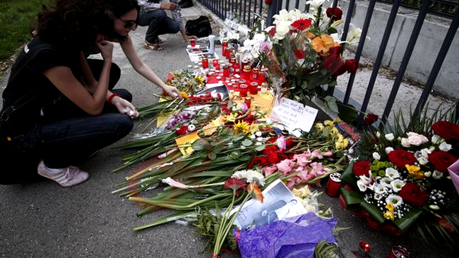 Fanii romani ii aduc un omagiu lui MJ la Ambasada Americii