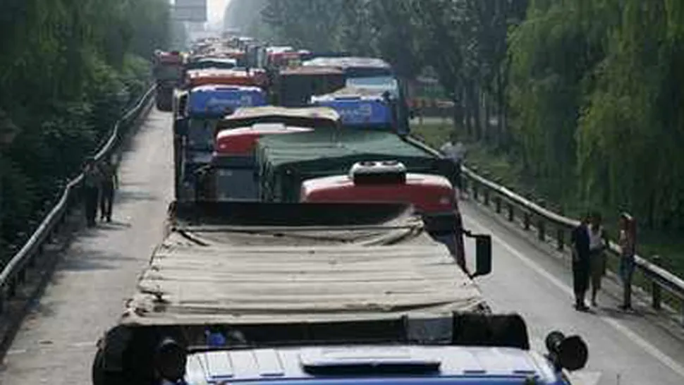 Cel mai mare ambuteiaj: blocati in trafic de noua zile
