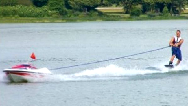 Barca controlată pentru ski pe apa