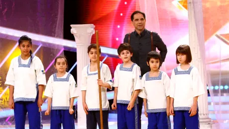 Copiii fac o demonstraţie de arte marţiale din antichitate, la “Next Star”