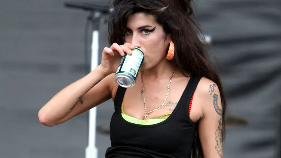 Amy Winehouse a baut pana a ajuns la spital