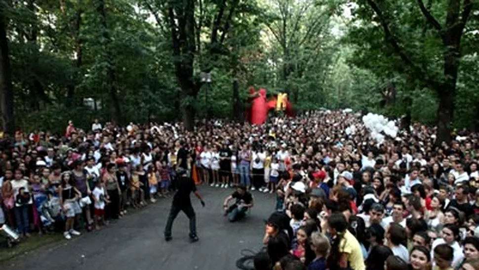 Aleea Michael Jackson din Herastrau, sarbatorita de sute de fani