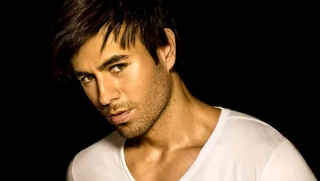 Enrique Iglesias s-a rănit în timpul unui concert. Artistul a continuat să cânte