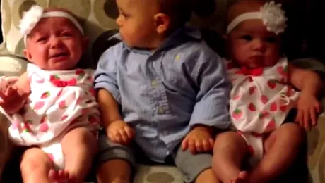 Reacția unui bebeluș când își întâlnește surorile gemene – VIDEO