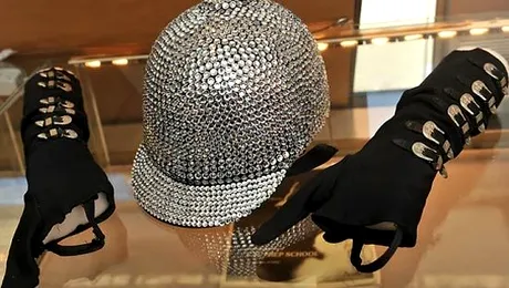 Casca lui Michael Jackson, scoasa la licitatie pentru 18.000 de dolari