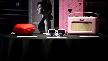 Mai multe obiecte aparținând cântăreței Amy Winehouse au fost vândute la licitație cu 4 milioane de dolari