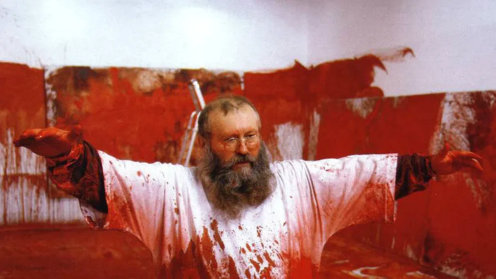 IMAGINI SOCANTE: Hermann Nitsch, artistul care lucreaza cu sange, organe si animale moarte (Poze)