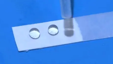 O nouă peliculă impermeabilă ar putea proteja telefoanele (Video)