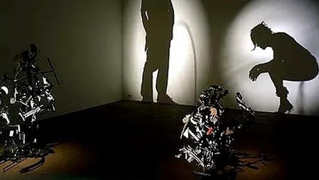 Arta din umbre create din gunoaie (Poze)