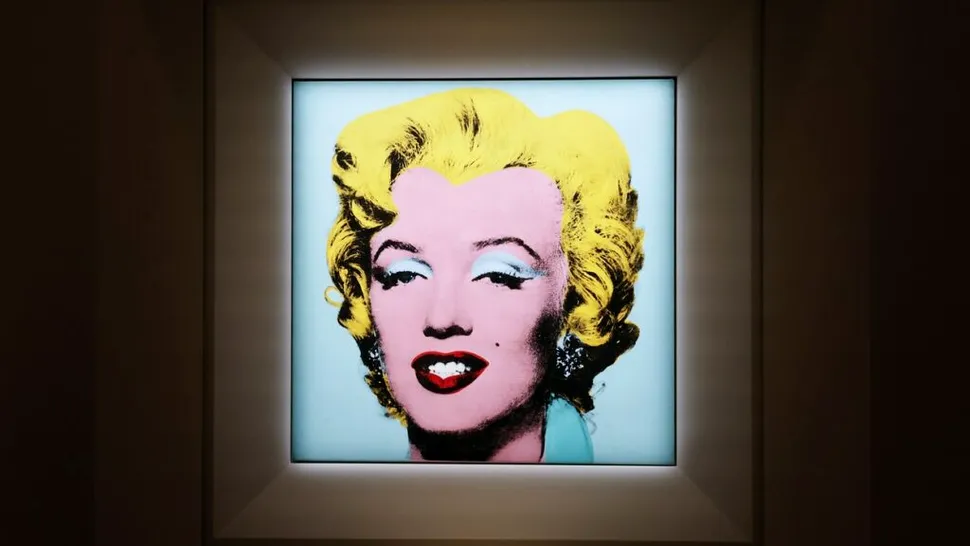 Un celebru portret al actriţei Marilyn Monroe realizat de Andy Warhol a fost vândut la licitaţie pentru o sumă record