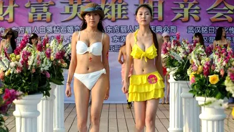 Parada femeilor frumoase pentru burlacii chinezi bogati (Poze)